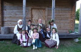 Nežinomo autoriaus nuotraukoje: Danielius Mickevičius su Ašašninkų kaimo vaikais Nežinomo autoriaus nuotraukoje: Danielius Mickevičius su Ašašninkų kaimo vaikais